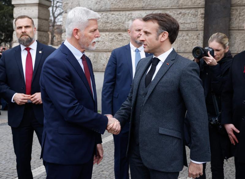 Los presidentes francés, Emmanuel Macron, y checo, Petr Pavel, se saludan en Praga.