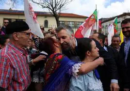 El candidato socialista, Nuno Santos, saluda a una simpatizante en un acto de campaña en Vila Nova de Gaia.