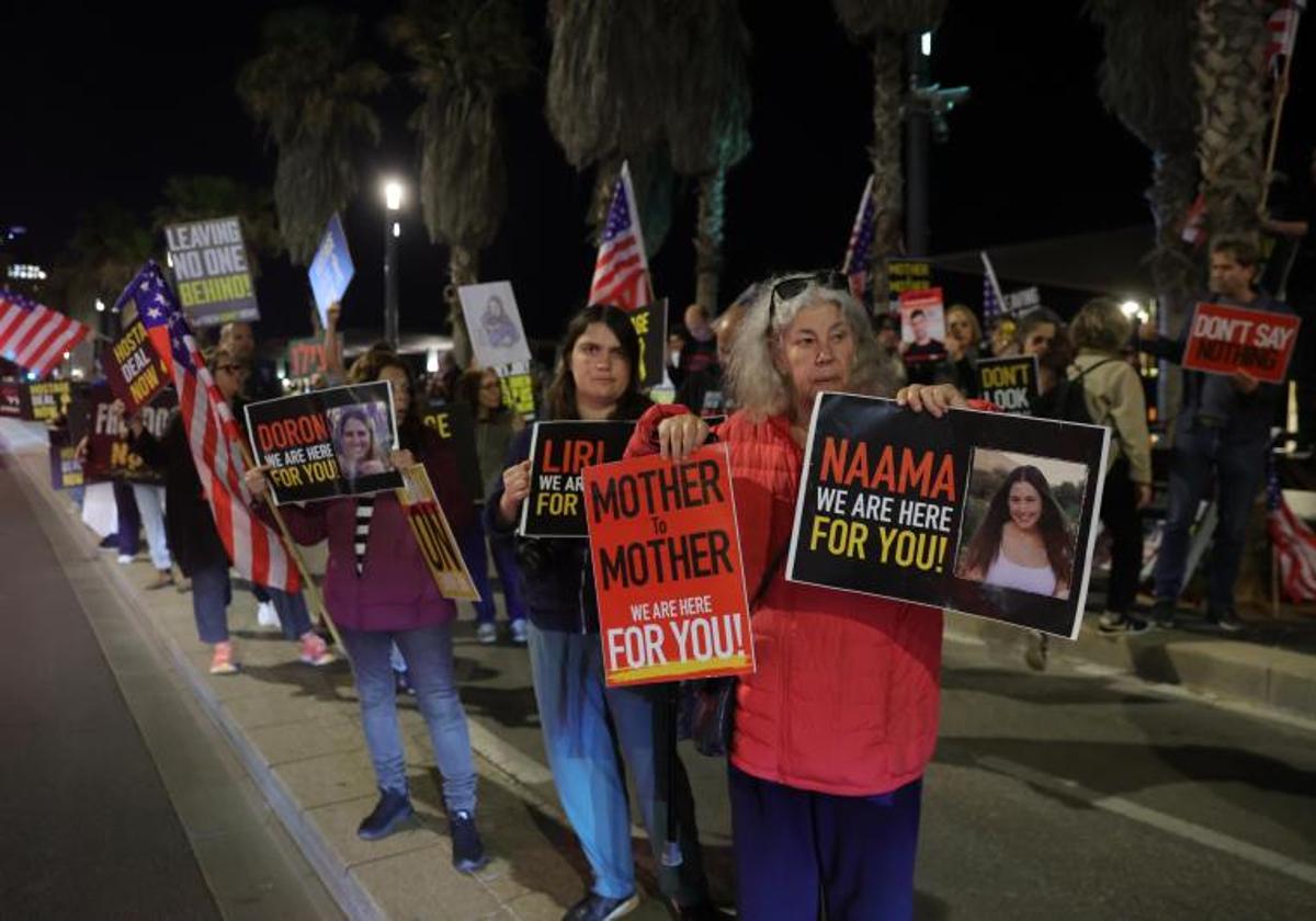 Familiares de rehenes israelíes retenidos por Hamás en Gaza protestan frente a la Embajada de EE UU en Tel Aviv.