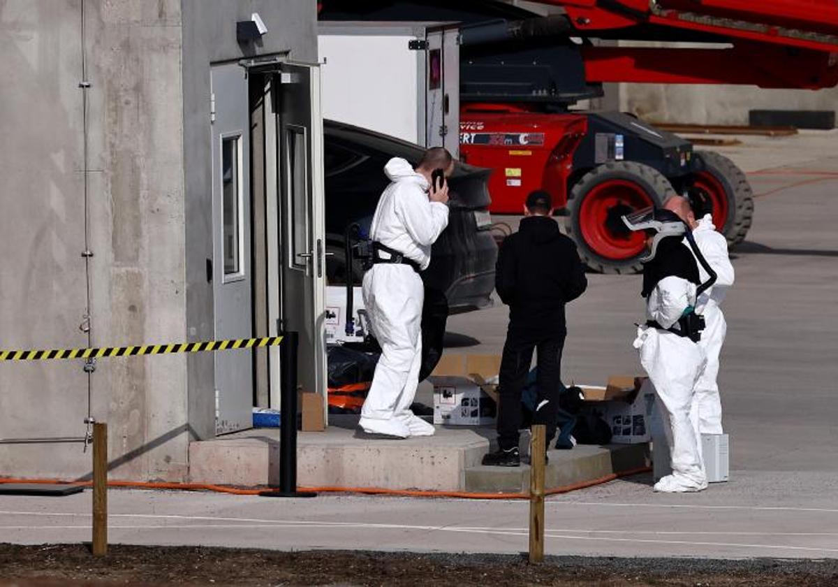 Bomberos inspeccionan las instalaciones de la fábrica de Tesla en Grünheide tras el apagón sufrido este martes.