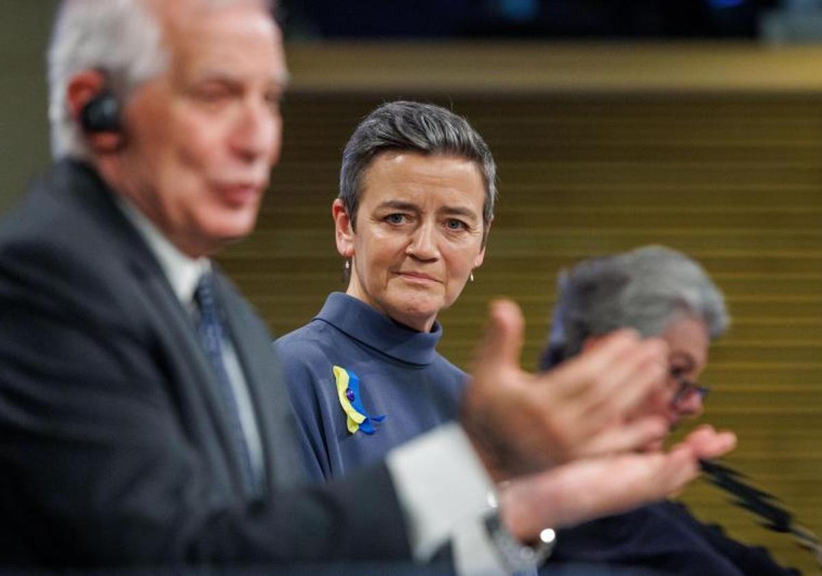 La comisaria de Competencia, Margrethe Vestager, y el jefe de la diplomacia europea, Josep Borrell, durante su comparecencia de este martes en Bruselas.