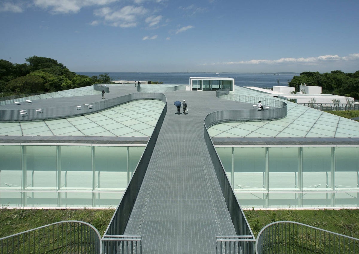 Imagen secundaria 1 - Algunas de las obras de Riken Yamamoto: Torres de Jian Wai Soho (arriba), Museo Yokosuka de Arte y el terminal The Circle en Suiza (abajo). 