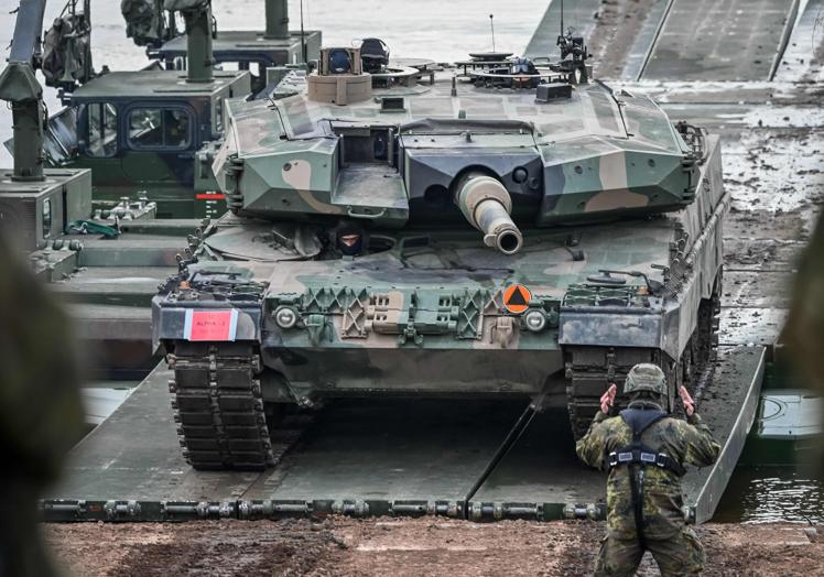 Un tanque Leopard de camino a Ucrania.