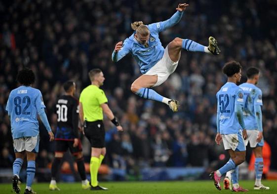 Haaland celebra su gol al Copenhague en el Etihad.