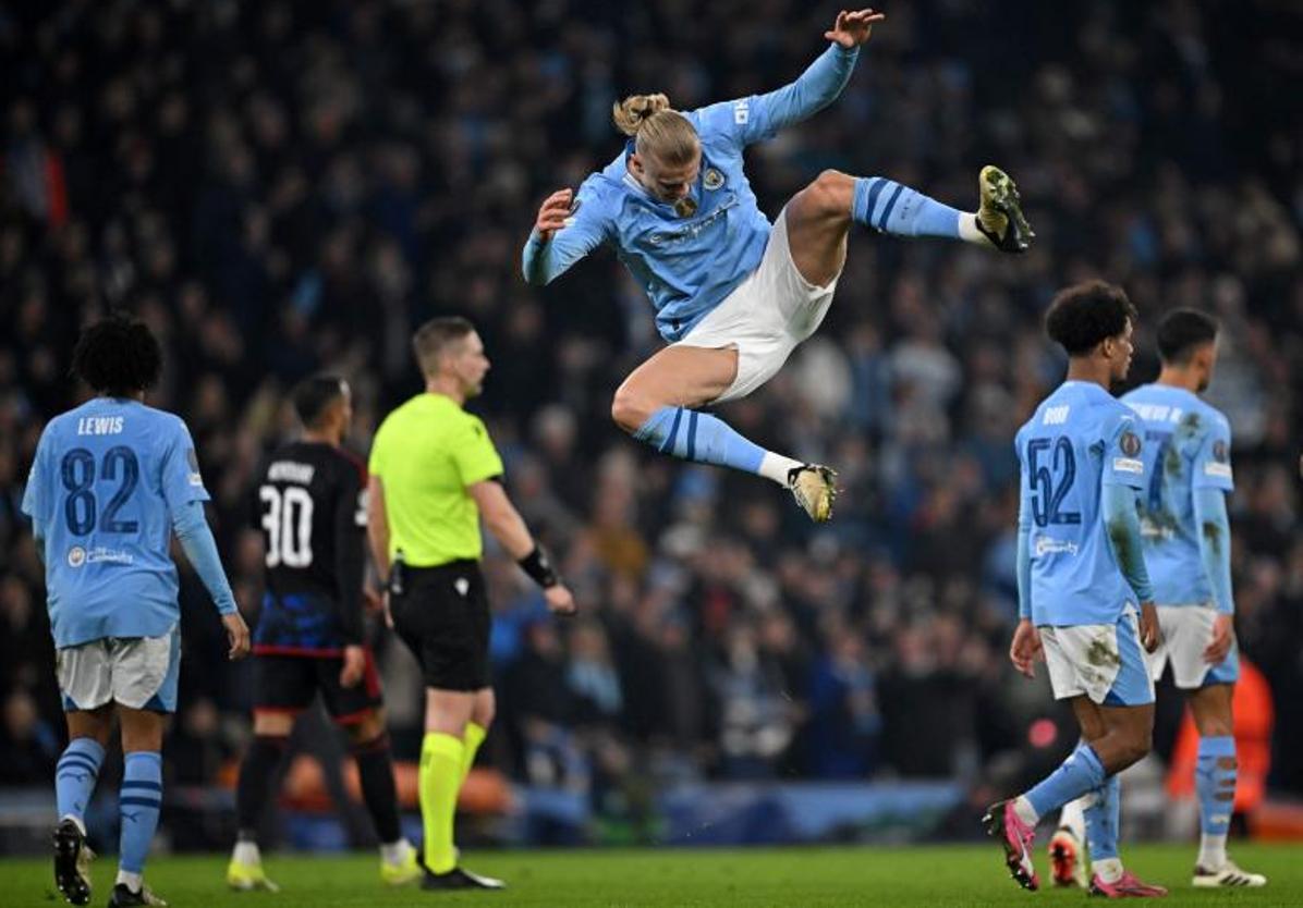 Haaland celebra su gol al Copenhague en el Etihad.