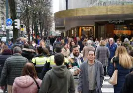La calle llena de personas de compras en Bilbao.