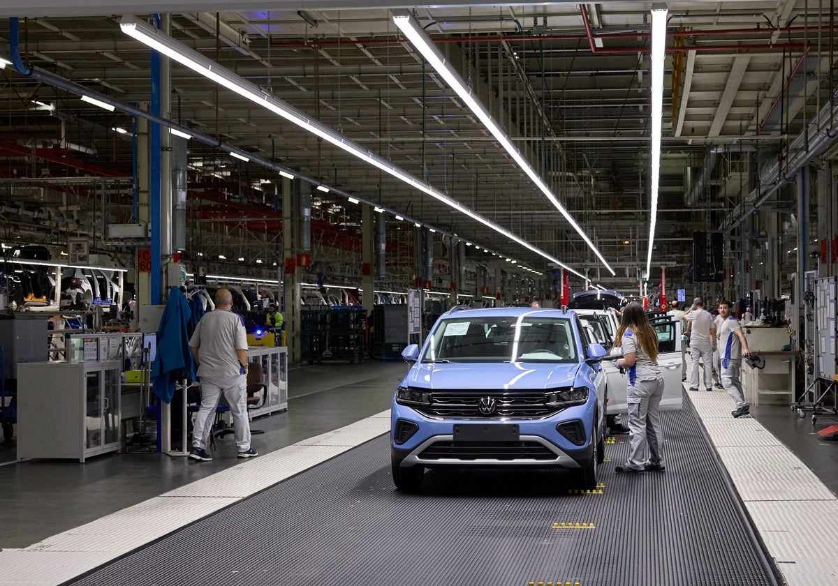 Mujeres en las líneas de producción de VW en Navarra