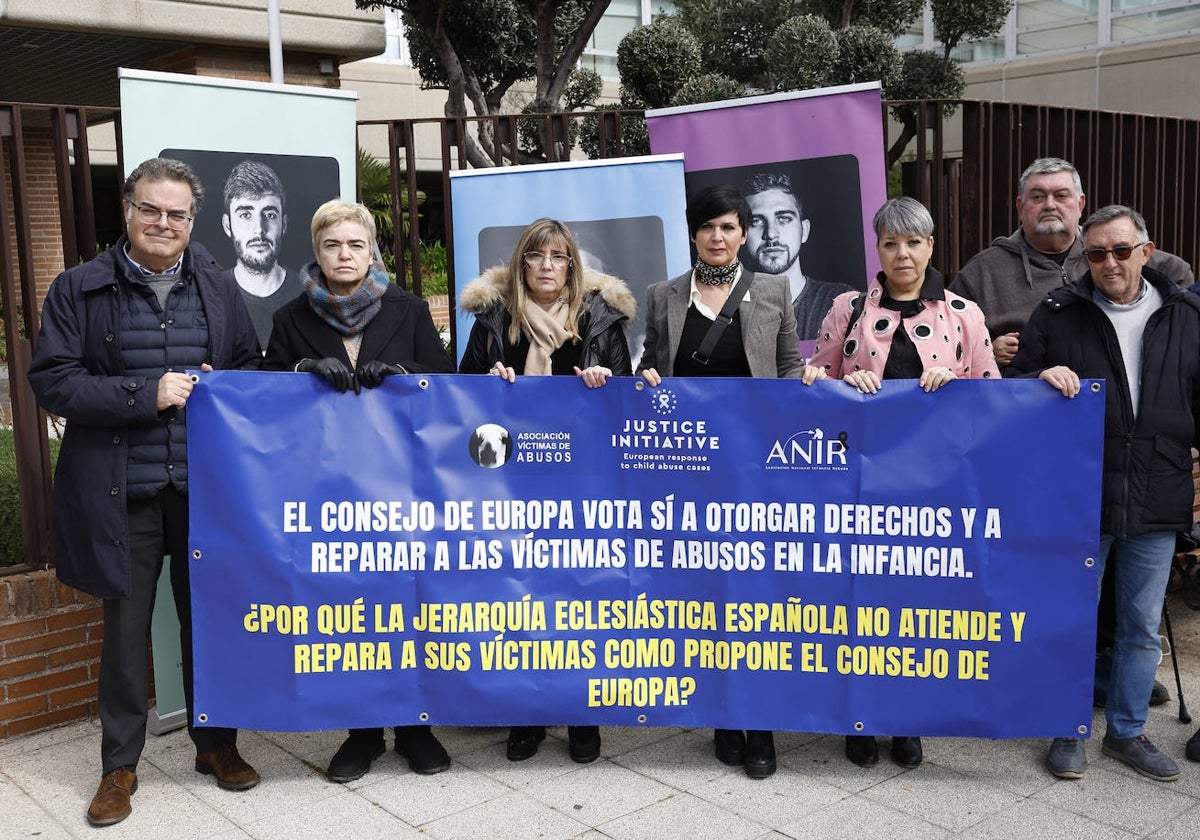 Representantes de varias asociaciones de víctimas de abusos en la Iglesia se manifiestan ante la Conferencia Episcopal.