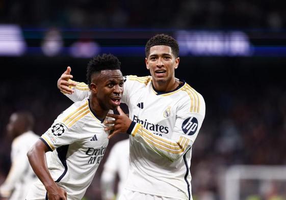 Vinicius celebra junto a Bellingham el gol que adelantó al Real Madrid frente al Leipzig.