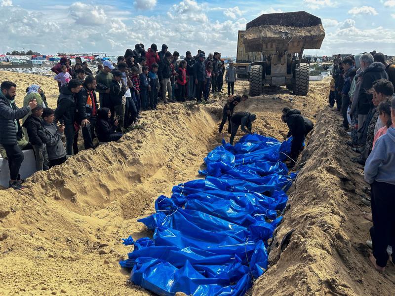 Entierro de los cadáveres de un grupo de civiles palestinos, recuperados por el ejército israelí de las zonas de combate.