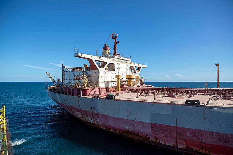 Tres marineros, primeras víctimas mortales de los ataques hutíes contra barcos en el mar Rojo