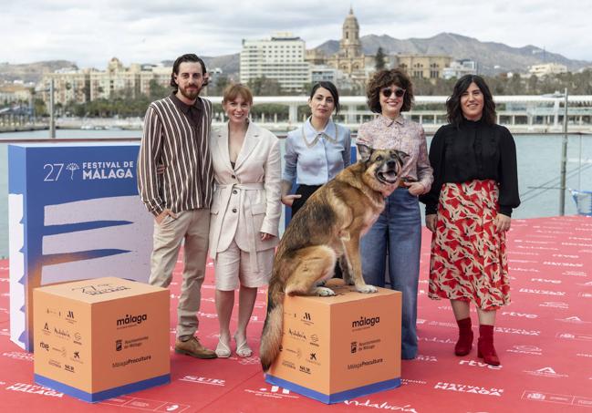 El equipo de 'Los pequeños amores' en Málaga, incluido Titán, el perro protagonista.