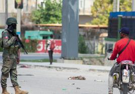 Un soldado patrulla por una calle de Puerto Príncipe.
