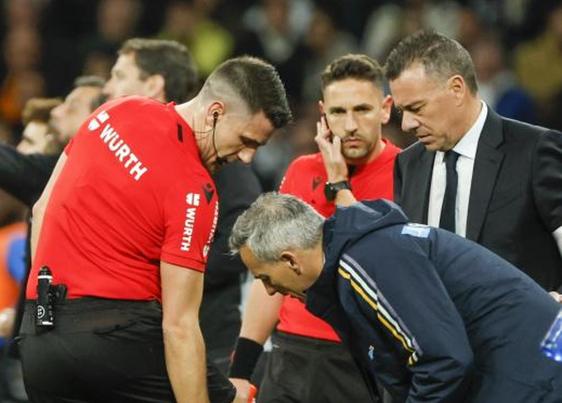 El árbitro Isidro Díaz de Mera, lesionado en el reciente Real Madrid-Sevilla.