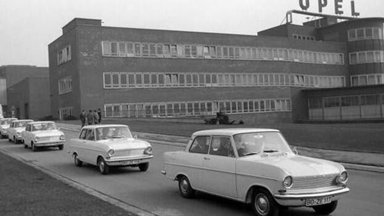 Fábrica de Opel, con los modelos Kadett de 1962 saliendo de sus instalaciones