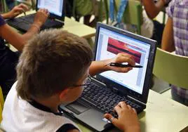Niños de Primaria aprenden a usar el ordenador en clase.