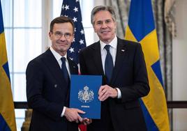 El secretario de Estado de EE UU, Antony Blinken, recibe el documento de ingreso de Suecia de manos de su primer ministro, Ulf Kristersson, en un encuentro en Washington.