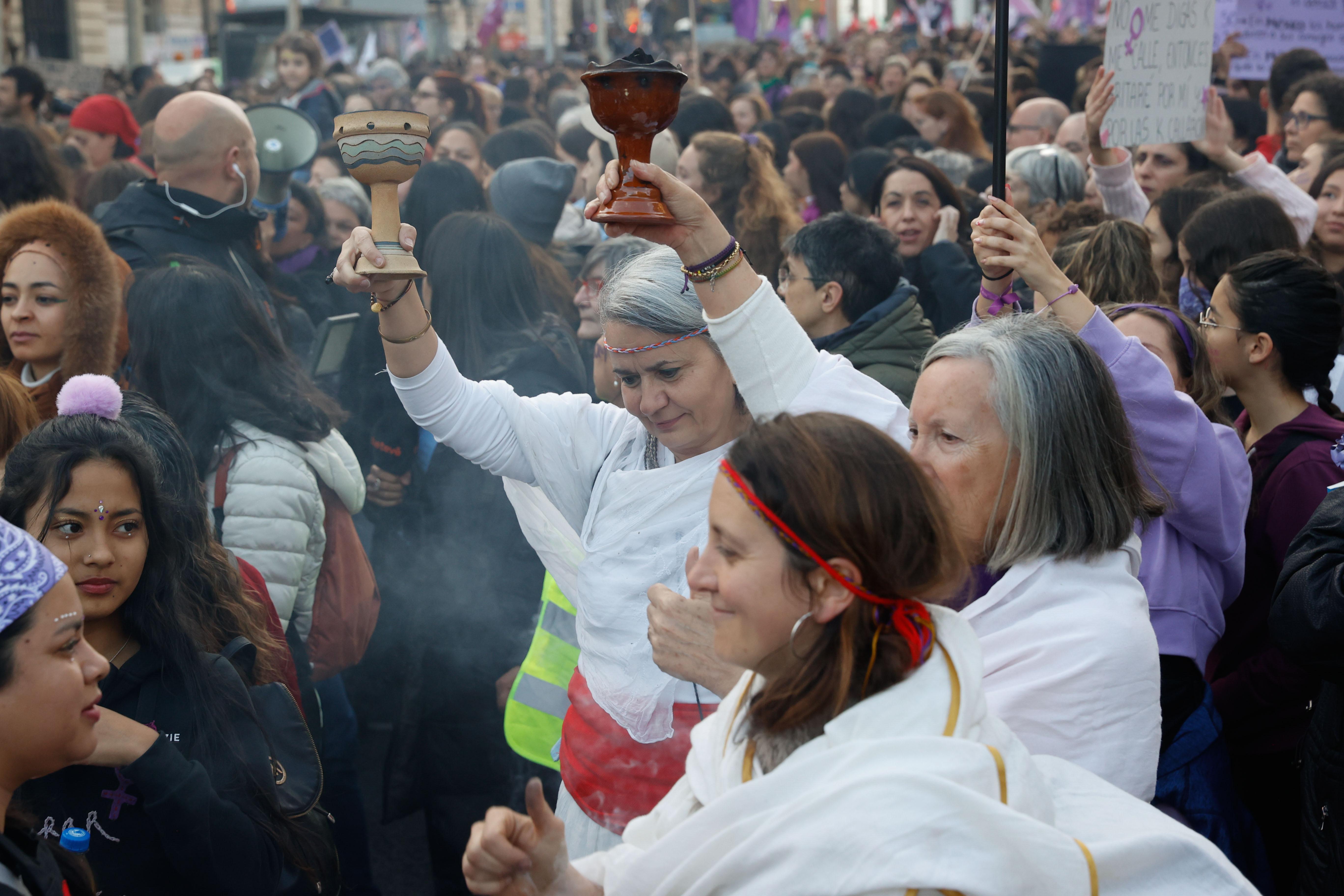 Una marea morada recorre las calles de toda España por el 8-M