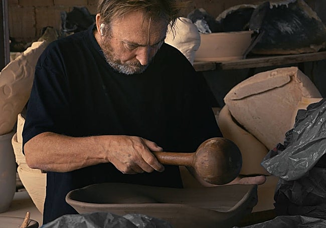 Barceló en su taller de alfarería y cerámico en un imagen del documental 'Traços de fang'.