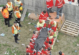 Una cadena humana saca los cuerpos de las víctimas de la estación de Atocha.