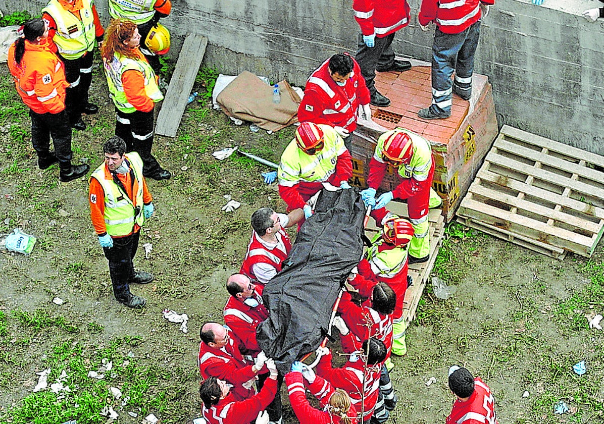 Una cadena humana saca los cuerpos de las víctimas de la estación de Atocha.