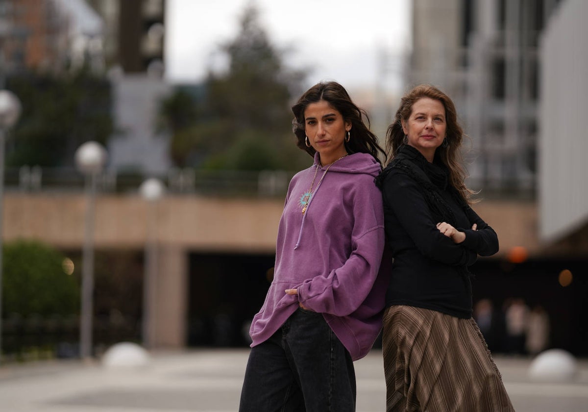 Carolina Yuste y Almudena Carracedo, actriz y codirectora del documental 'No estás sola'.