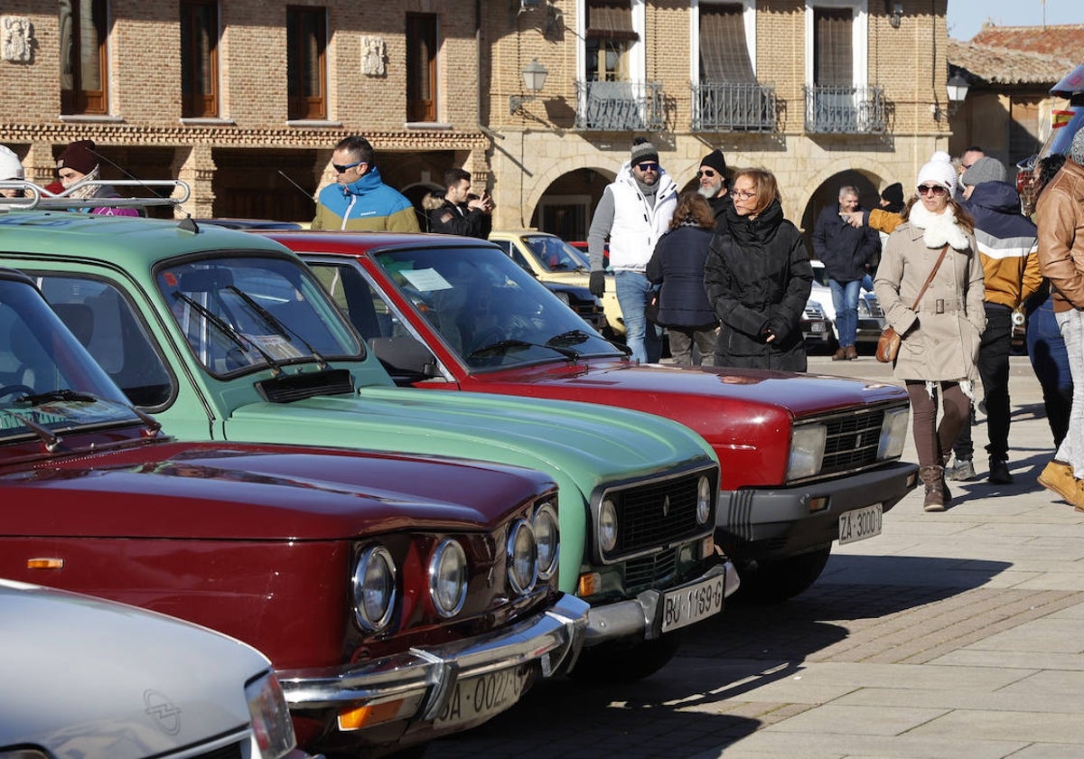 Concentración de coches clásicos, entre ellos dos Renault y un Seat 131 de principios de los 80.