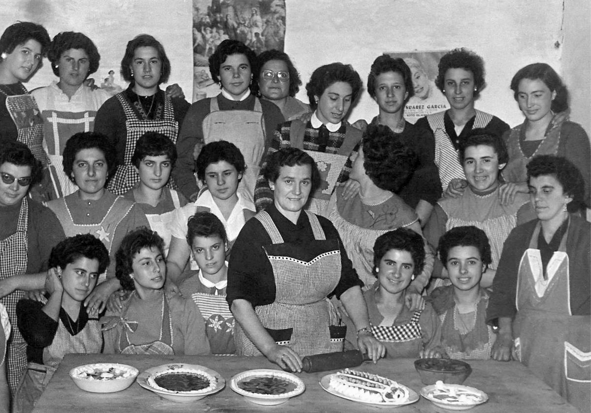 Mujeres en una clase de cocina (Asturias, 1959).