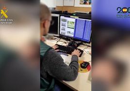 Un agente de la Guardia Civil interviene uno de los ordenadores con material pedófilo.