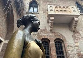 La estatua de Julieta, en Vernoa.