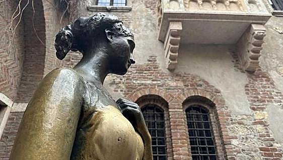 Las caricias de los turistas agujerean el pecho de la estatua de Julieta
