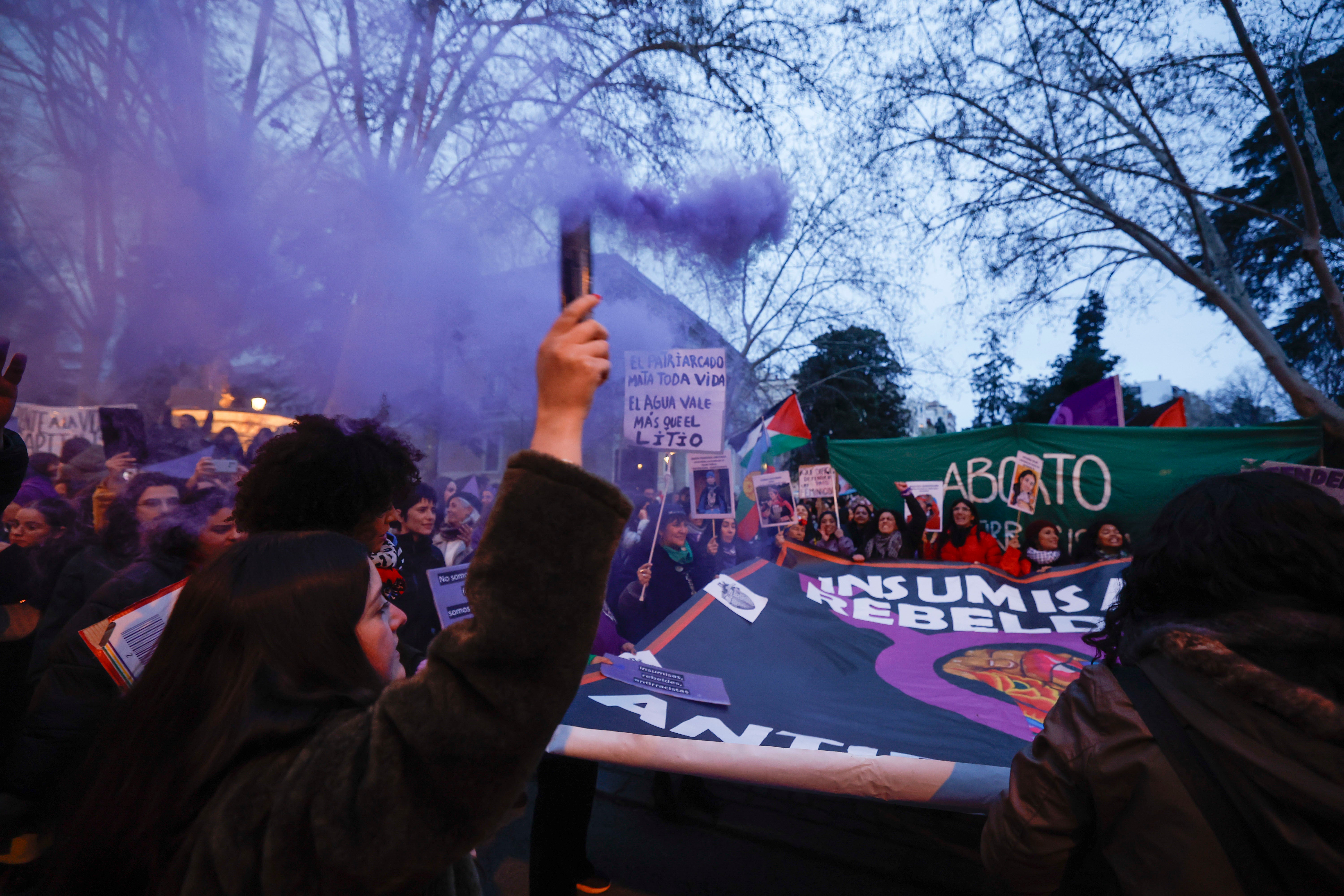 Las manifestantes de Madrid colorean el cielo de la capital con gas morado