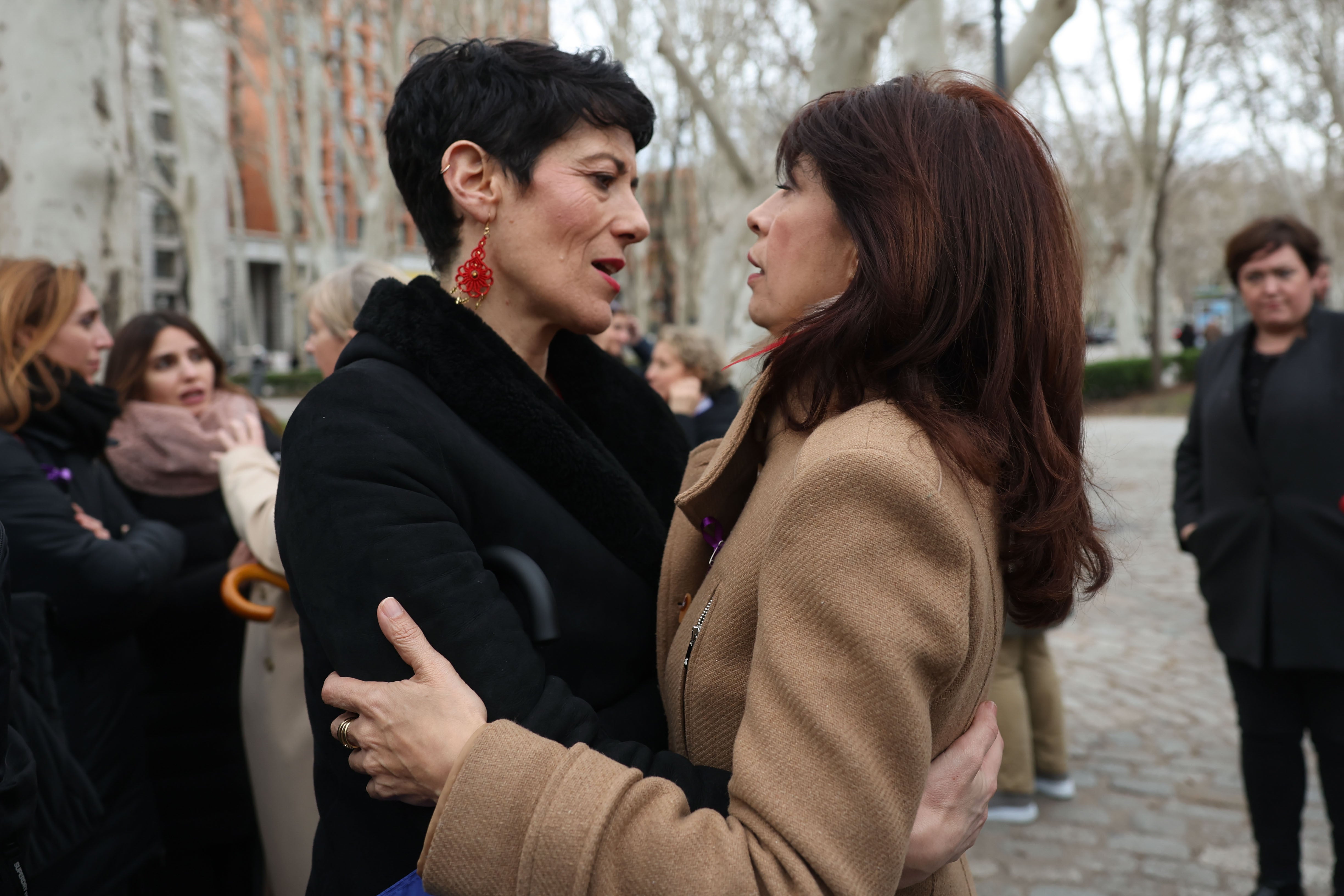 La ministra de Igualdad, Ana Redondo, conversa con la ministra de Inclusión, Seguridad Social y Migraciones, Elma Saiz Delgado 