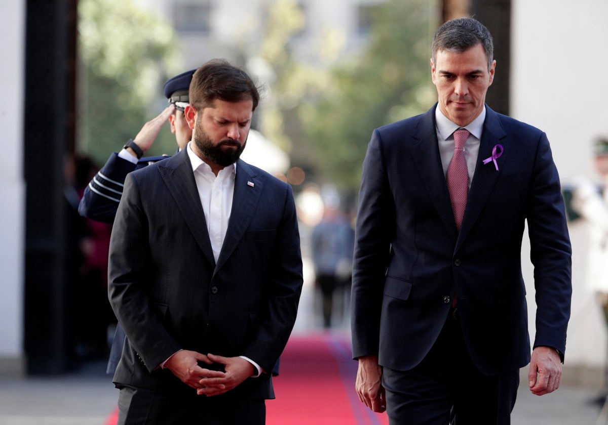 Pedro Sánchez y el presidente chileno, Gabriel Boric, este viernes en Santiago