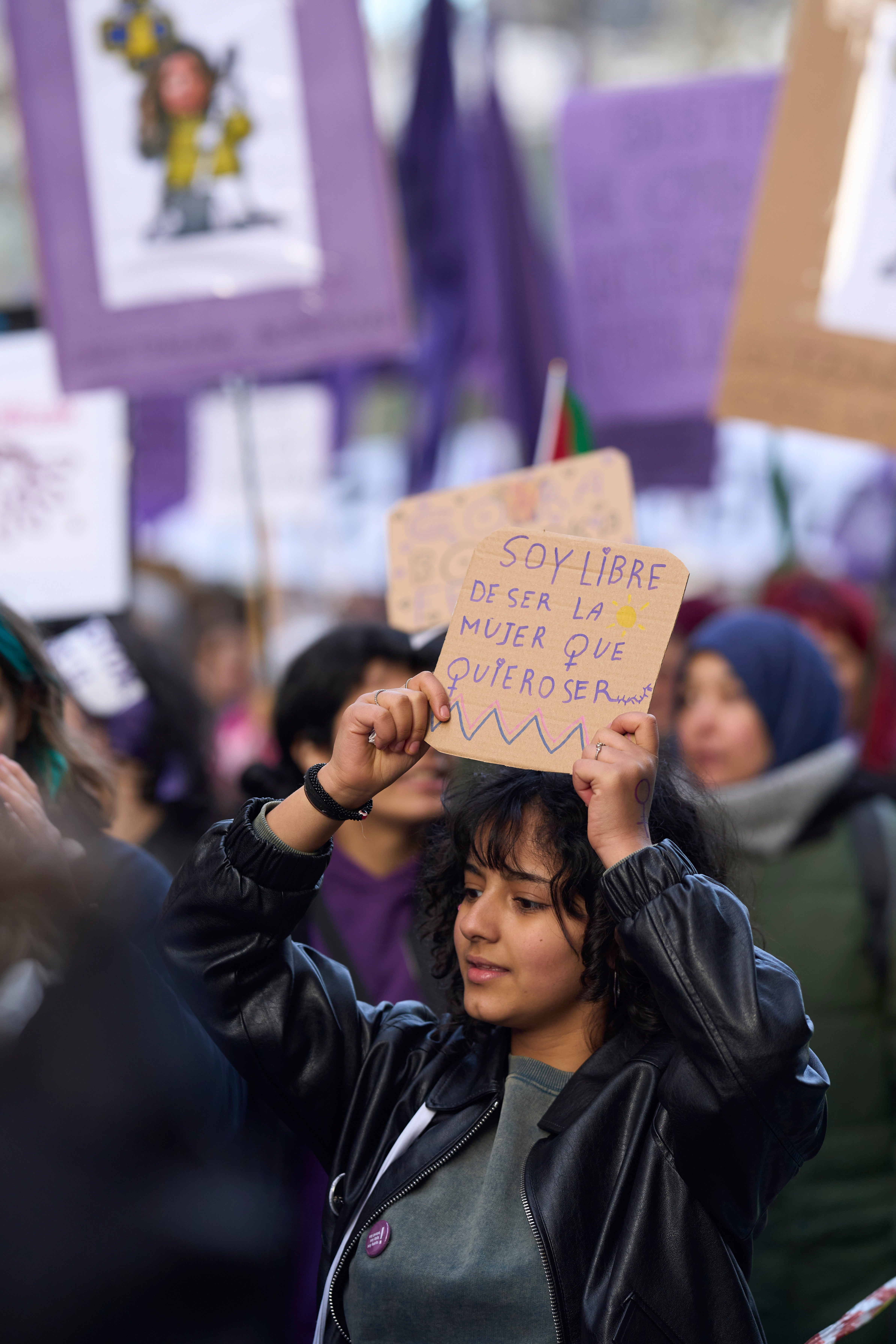 Vitoria es otra de las ciudades en las que las calles se han llenado de mujeres vestidas de morado