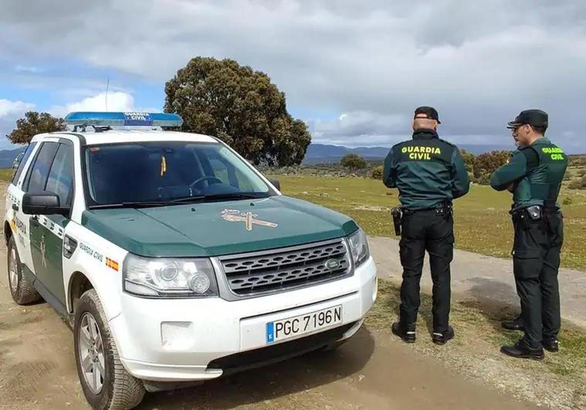 La Guardia Civil en el lugar donde se ha encontrado el cadáver.