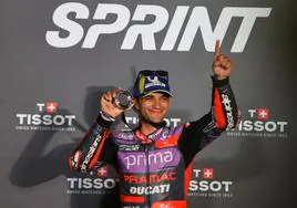 El madrileño Jorge Martín celebra en el podio su triunfo al sprint en Catar.