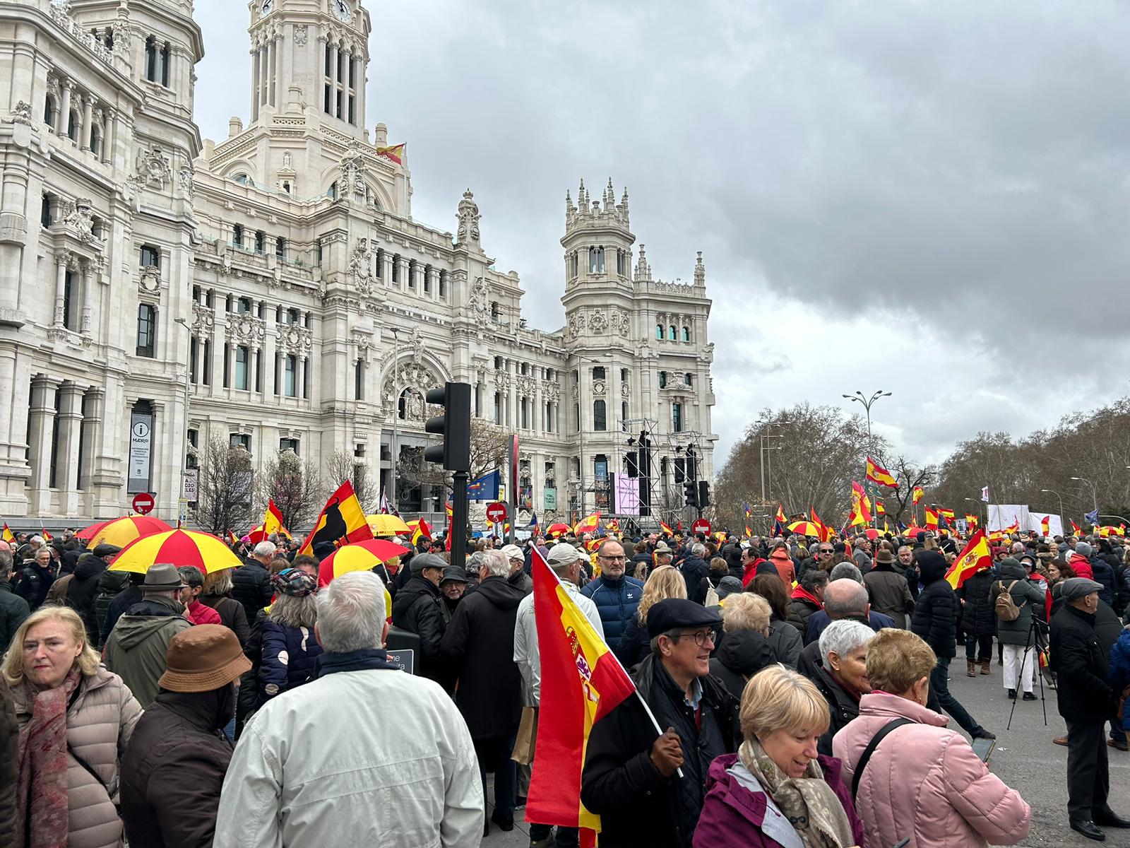 Vista general del Ayuntamiento de Madrid este sábado por la manifestación convocada contra Pedro Sánchez