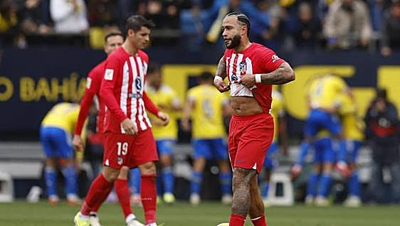 El Atlético resucita al Cádiz con otra actuación esperpéntica