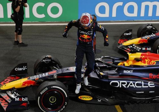 Max Verstappen festeja, subido en su Red Bull, la victoria en Yeda.