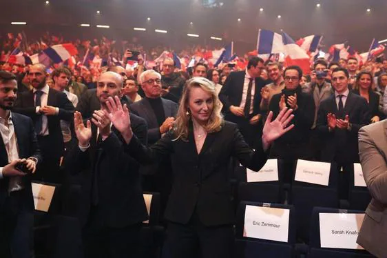 Marion Maréchal saluda al final del mitin con el que este domingo ha lanzado la campaña de Reconquista a las elecciones europeas.