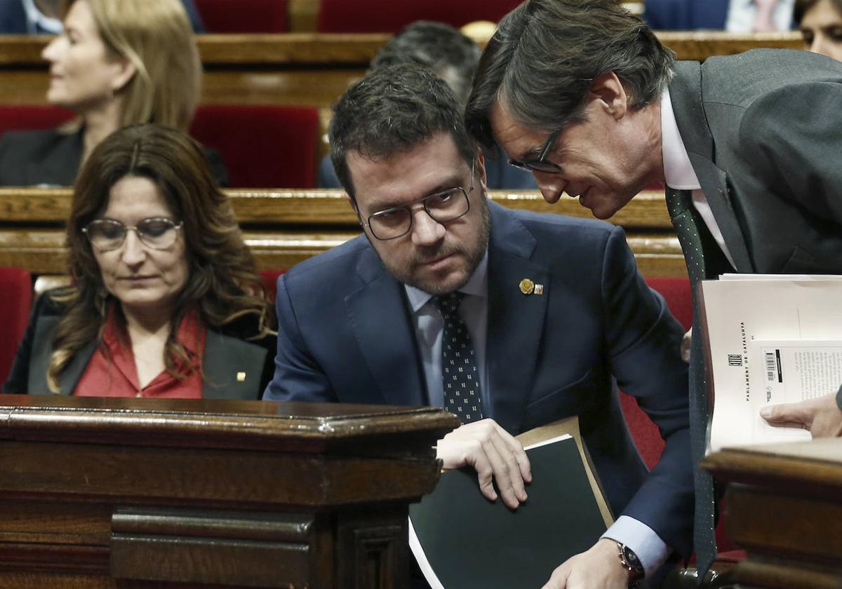 Pere Aragonès, presidente de la Generalitat, conversa en el Parlament con el socialista Salvaddor Illa.