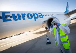 Un operario junto a un avión de Air Europa en 2020, en plena pandemia.