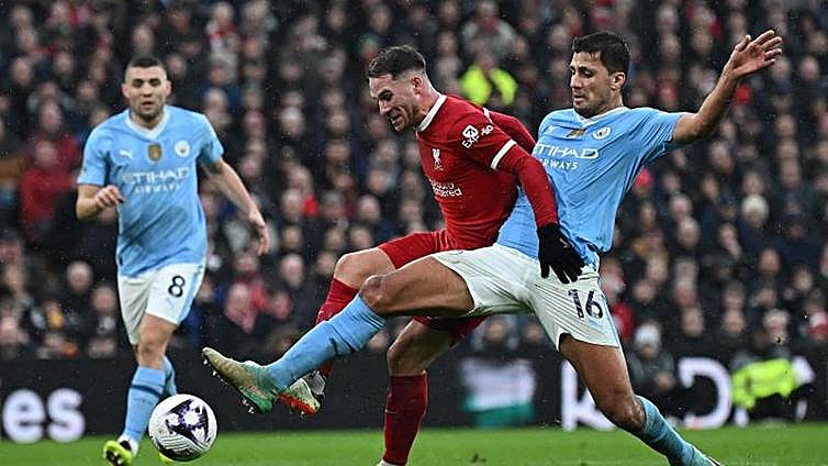 Liverpool y City empatan en Anfield y hacen líder de la Premier al Arsenal