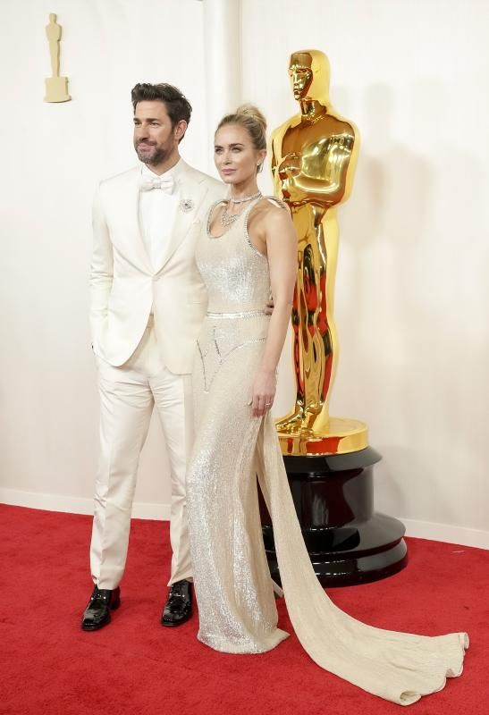 John Krasinski y Emily Blunt. Ambos han acudido de blanco, ella con un Schiaparelli en el que el protagonismo recaía sobre el corsé.