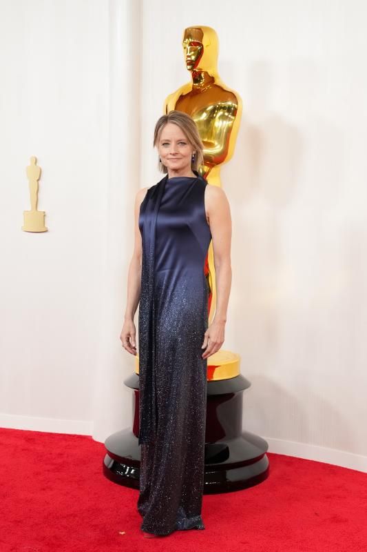 Jodie Foster. La actriz, nominada a Mejor Actriz de Reparto por 'Nyad', vistió un vestido en azul noche, que parecía imitar un cielo estrellado, de Loewe. 