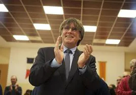 Carles Puigdemont aplaude tras el acuerdo por la ley de aministía.