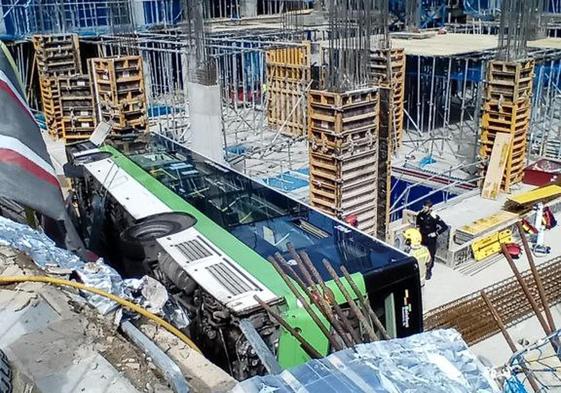 El autobús que ha caído en Barcelona a una zona en obras