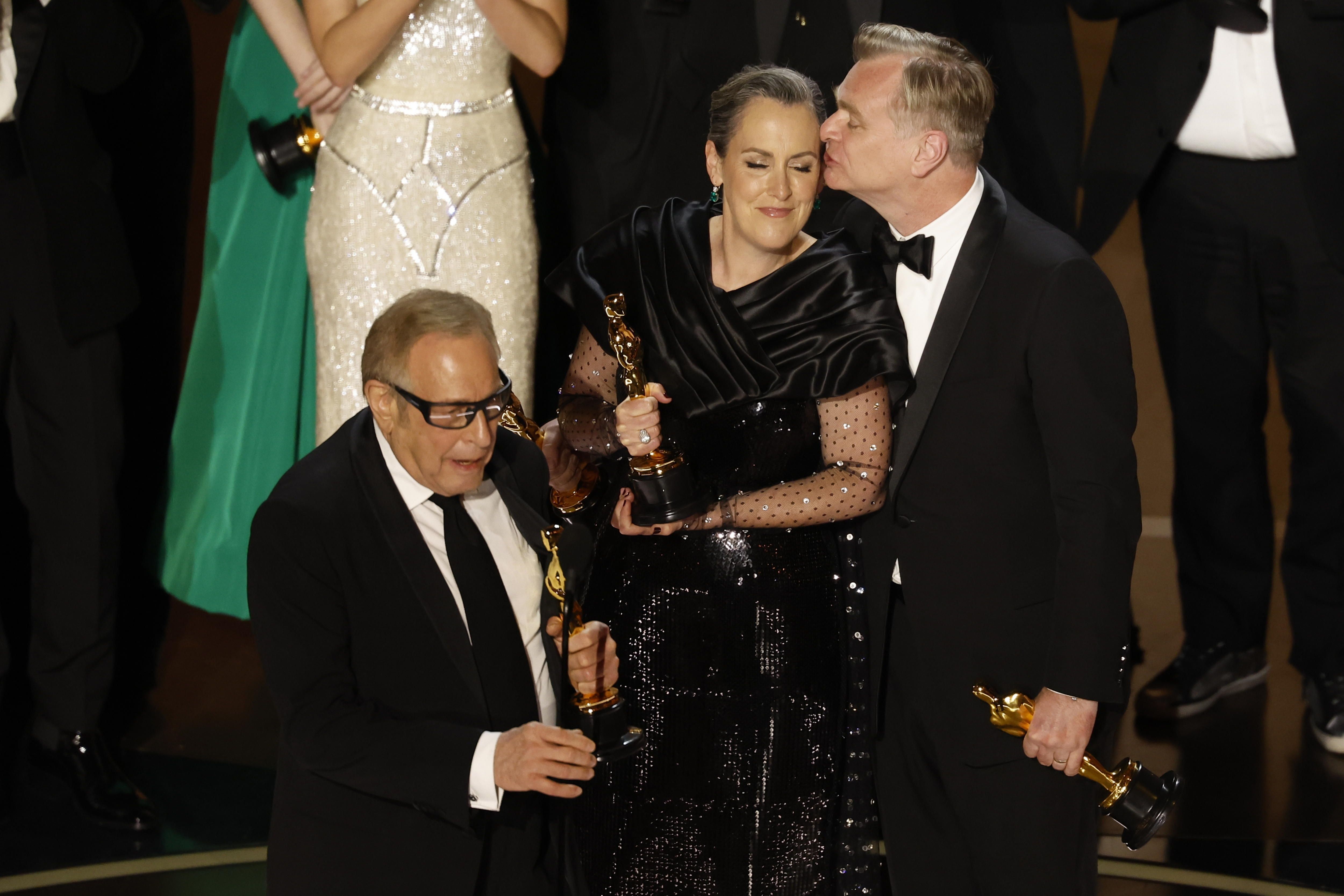 Charles Roven, Emma Thomas y Christopher Nolan, ganadores del Oscar a la mejor película. / Efe