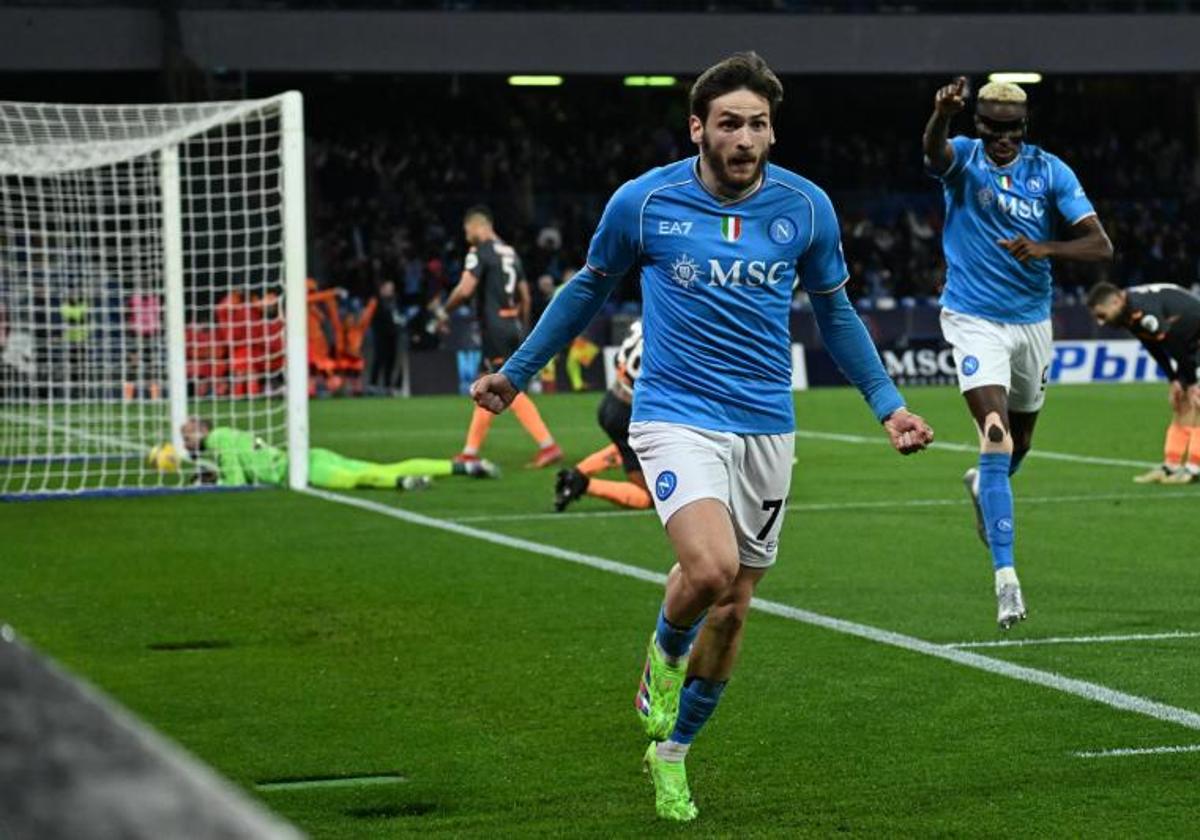 Khvicha Kvaratskhelia celebra el golazo que marcó el pasado viernes ante el Torino.